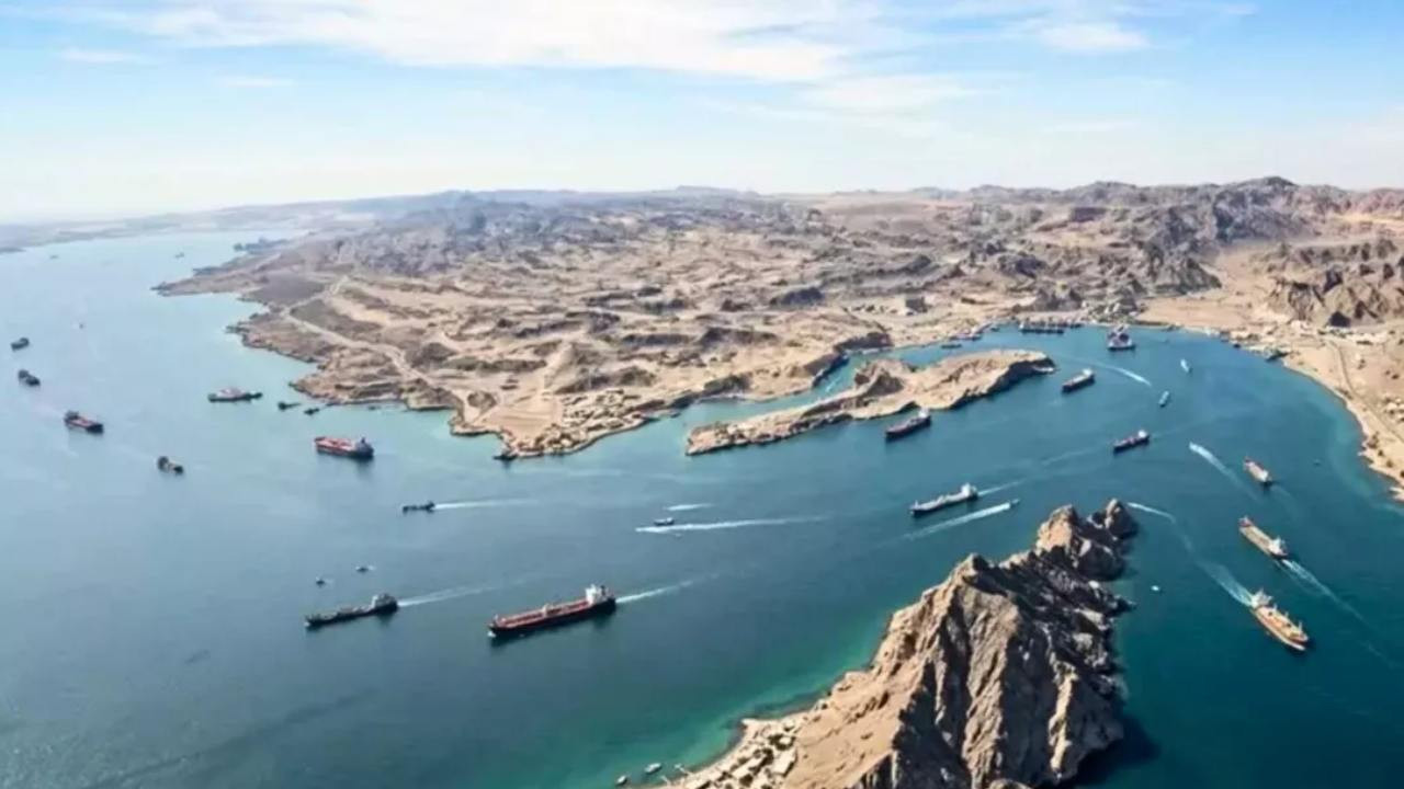 İran: Hürmüz Boğazı’ndan geçmeye çalışan 4 gemi füze ve İHA saldırılarıyla durduruldu Img